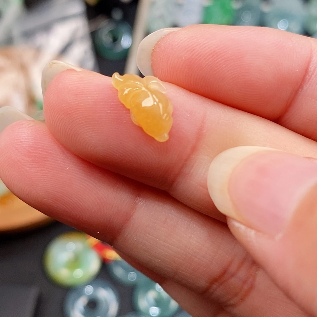 翡翠未镶嵌颈饰金鱼