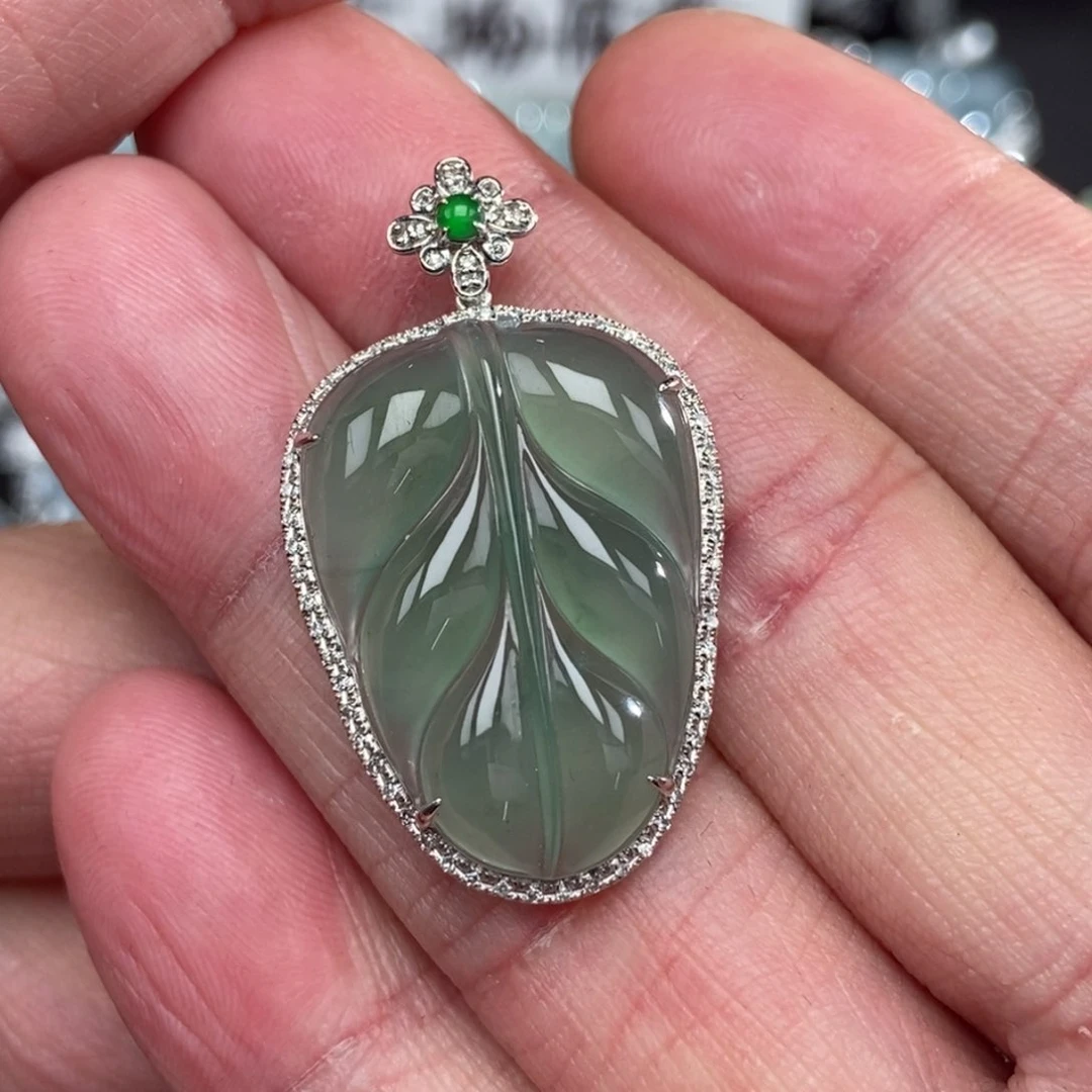 颈饰18K金镶嵌翡翠叶子