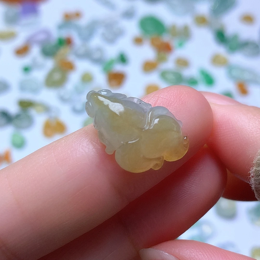 翡翠未镶嵌颈饰鱼