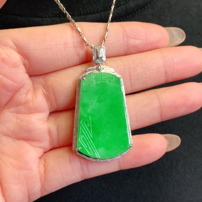 【闪购商品】颈饰18K金镶嵌翡翠平安无事