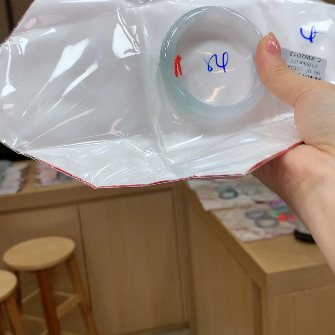 翡翠手镯未镶嵌不退不换