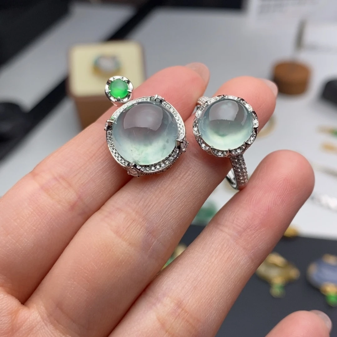 翡翠18K金镶嵌颈饰隐