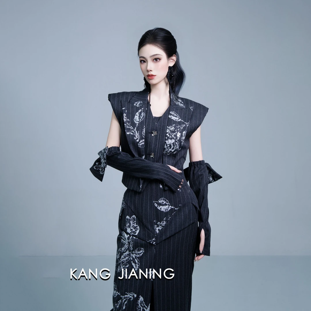 【耀世专享】2025秀款印花高级灰马甲KC25S324