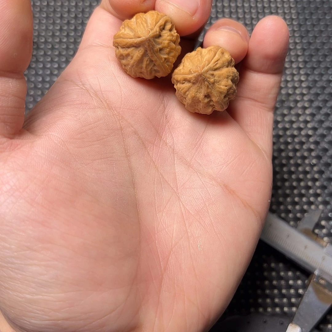 文玩核桃吊坠三棱