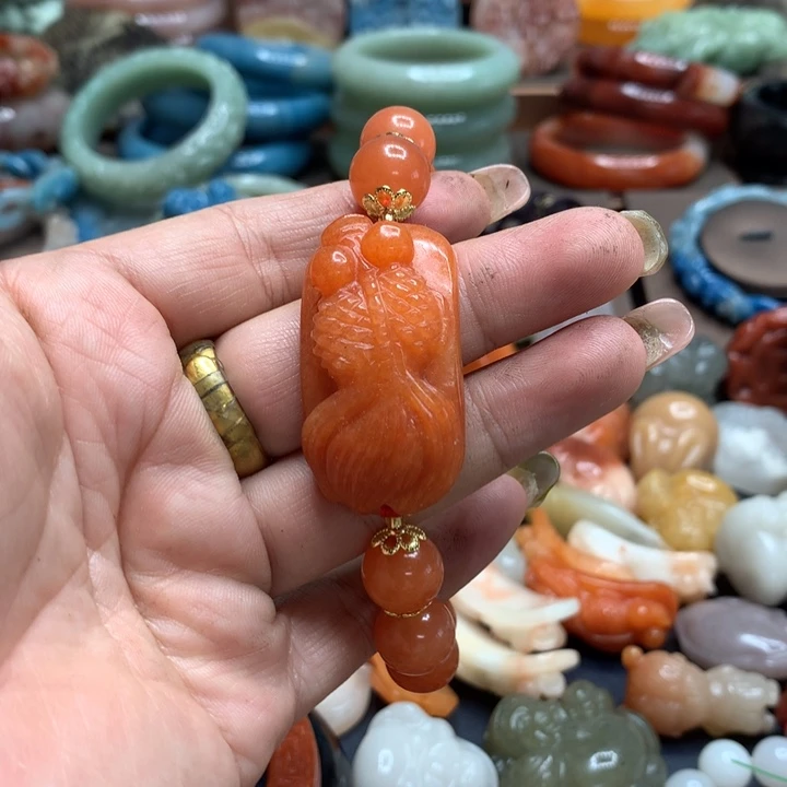 闪***。石英质玉（黄龙玉）合金颈饰