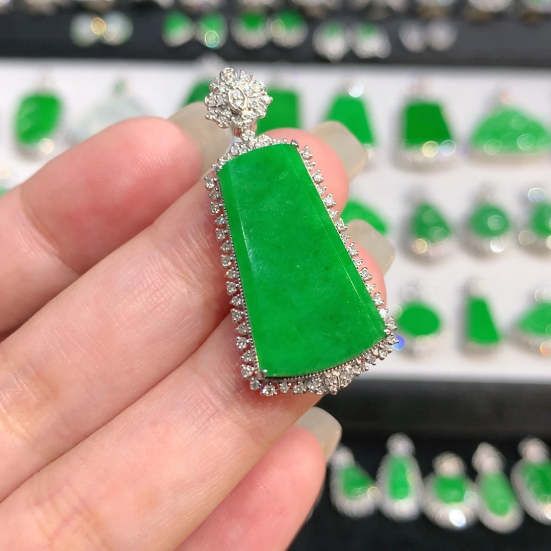 翡翠18K金镶嵌颈饰