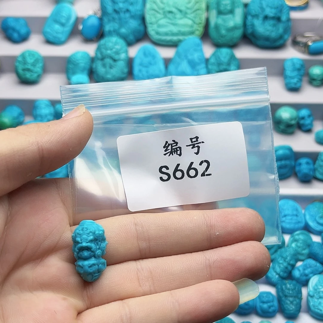 天***丽绿松石未镶嵌天然原矿雕刻绿松石