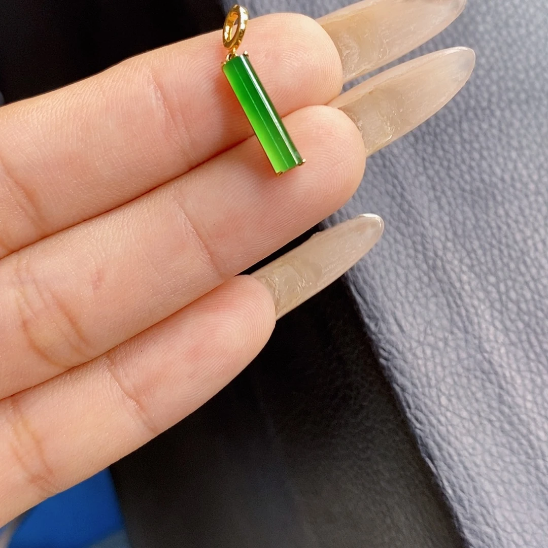 翡翠18K金镶嵌颈饰翡翠