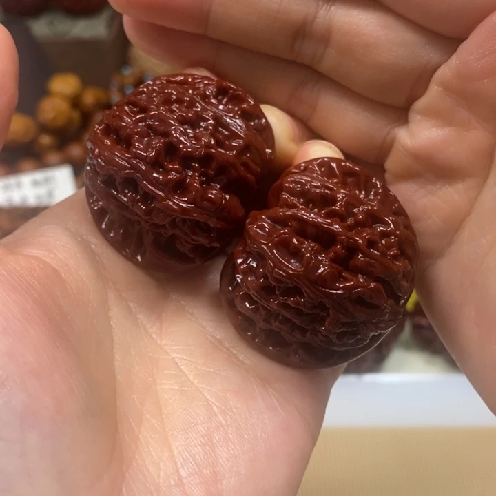 文玩核桃吊坠白狮子