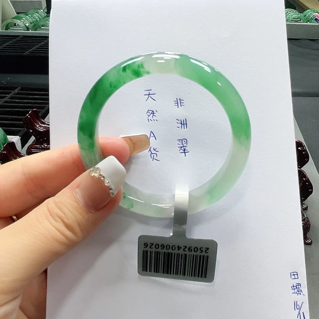 石英质玉（非洲翠）未镶嵌手镯