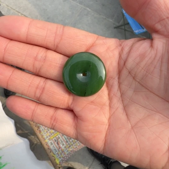 和田玉颈饰未镶嵌俄罗斯艳菠菜冰，2.8直径，少点