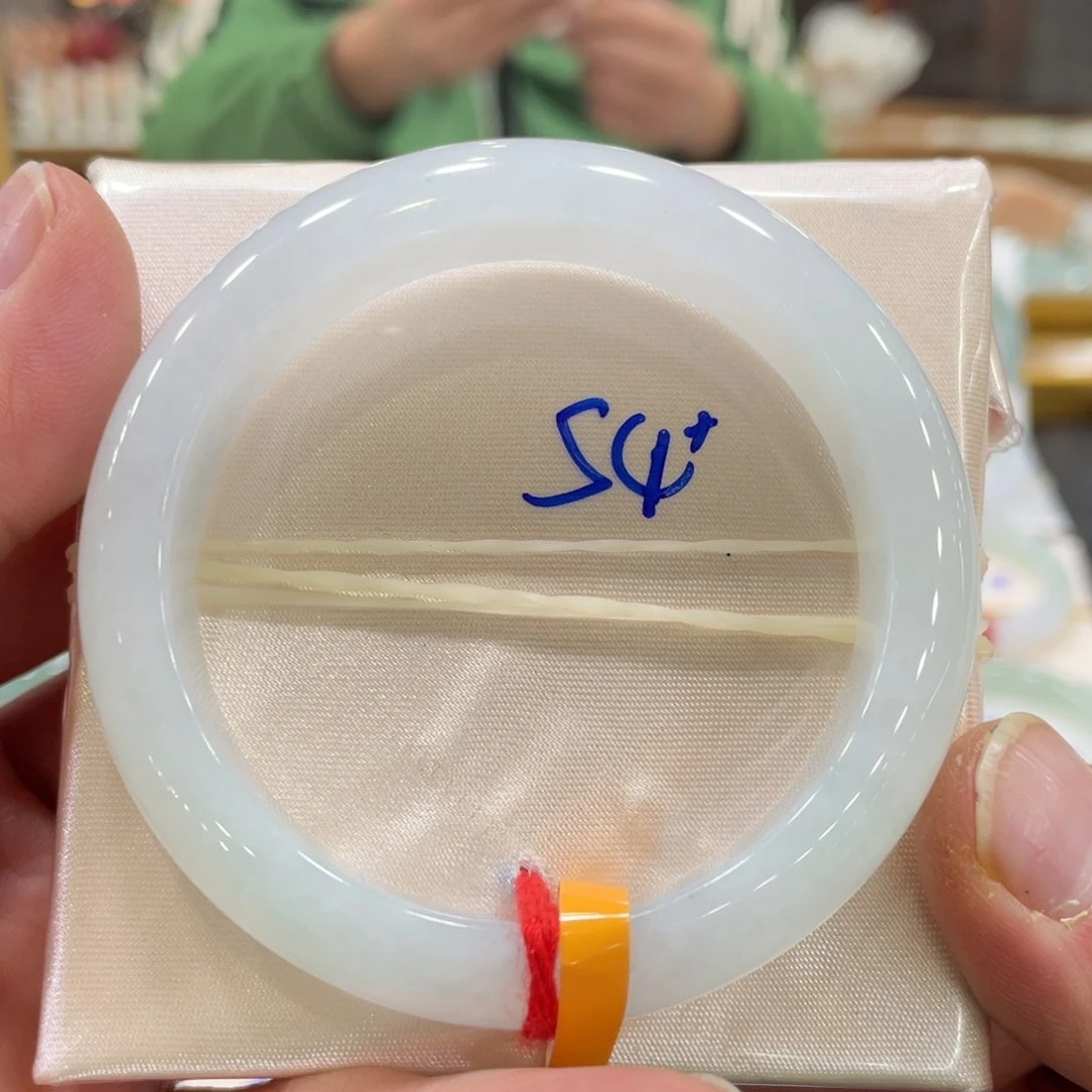 翡翠手镯未镶嵌翡翠