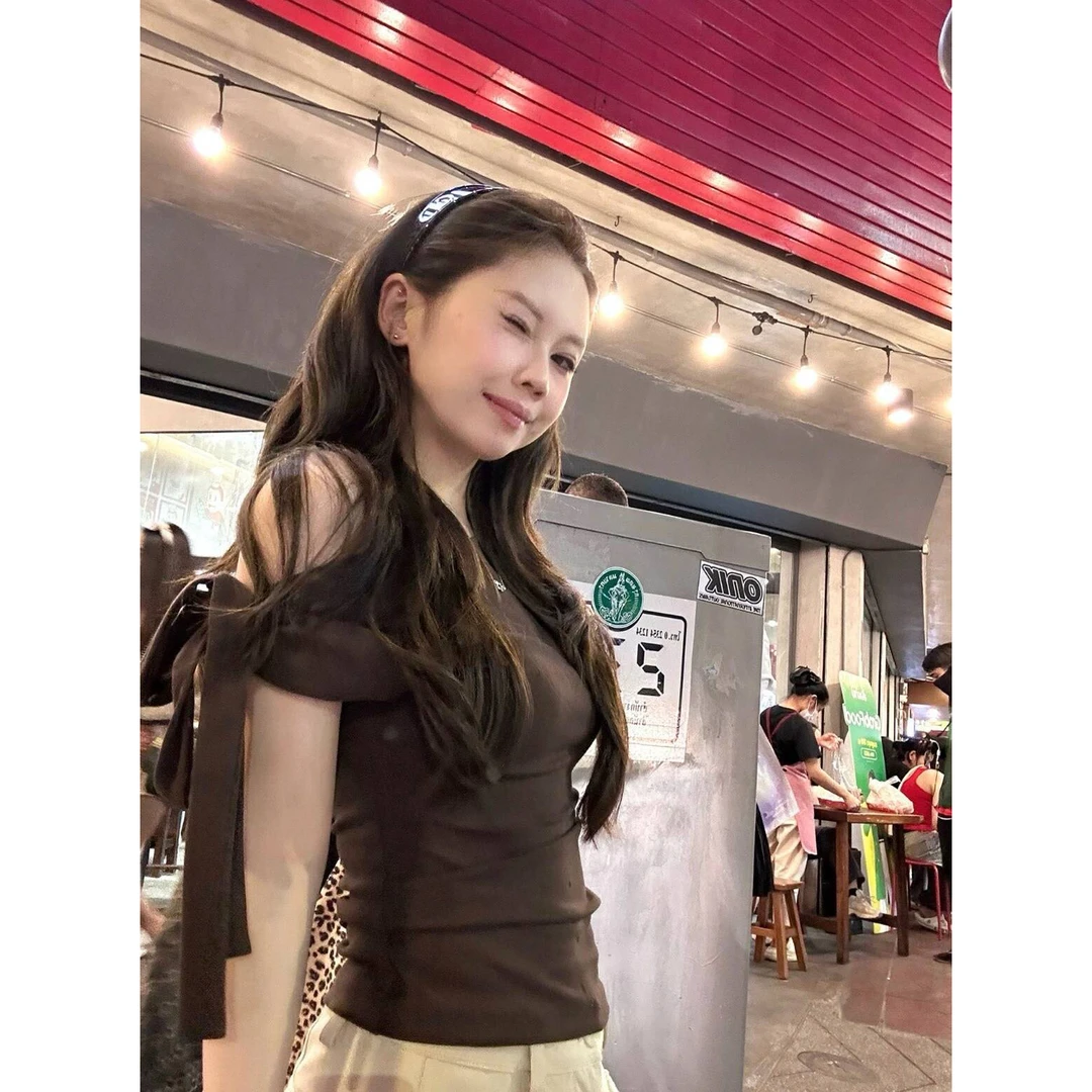 现现【设计感蝴蝶结系带斜肩上衣】紧身显瘦性感辣妹露肩无袖短t恤