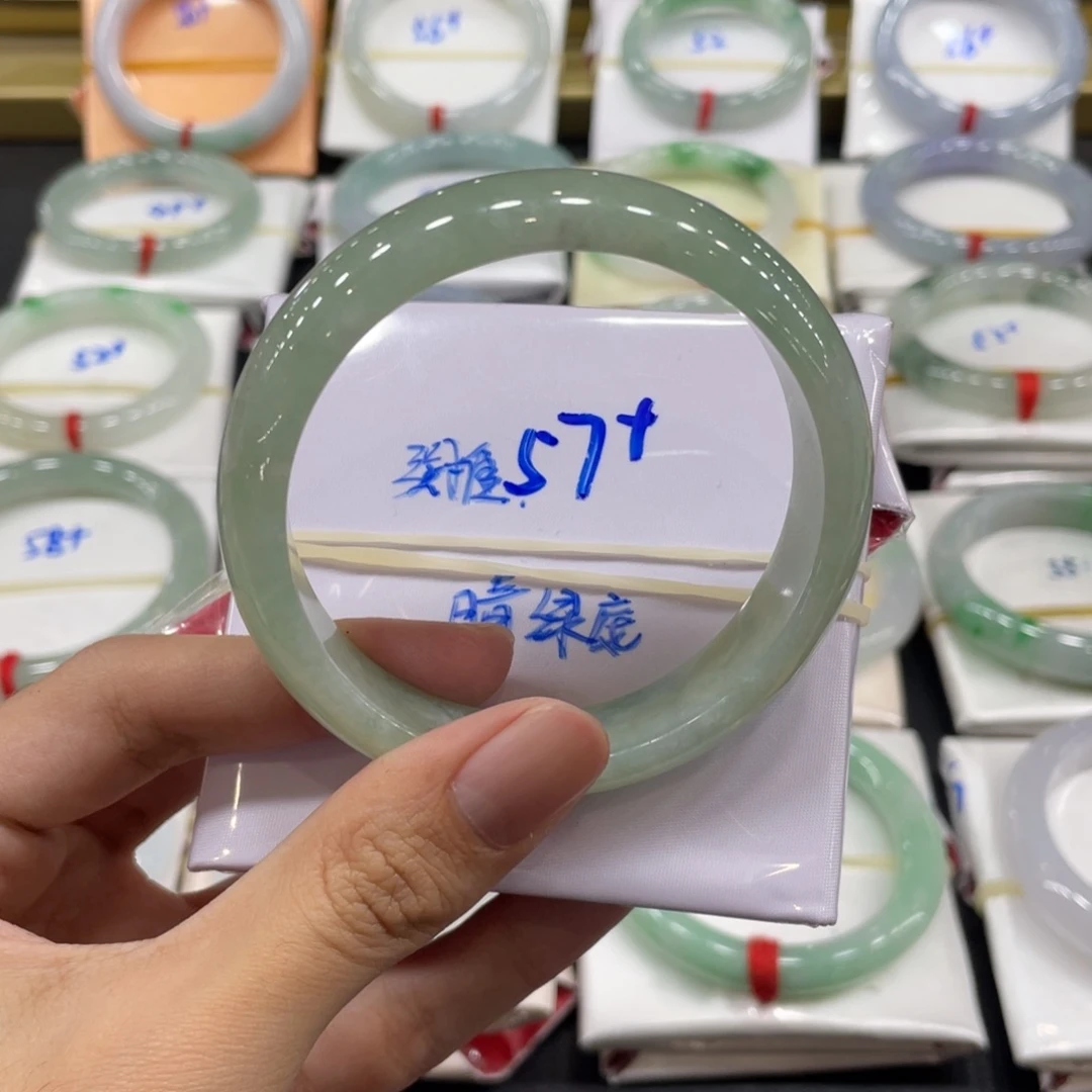翡翠手镯未镶嵌翡翠手镯