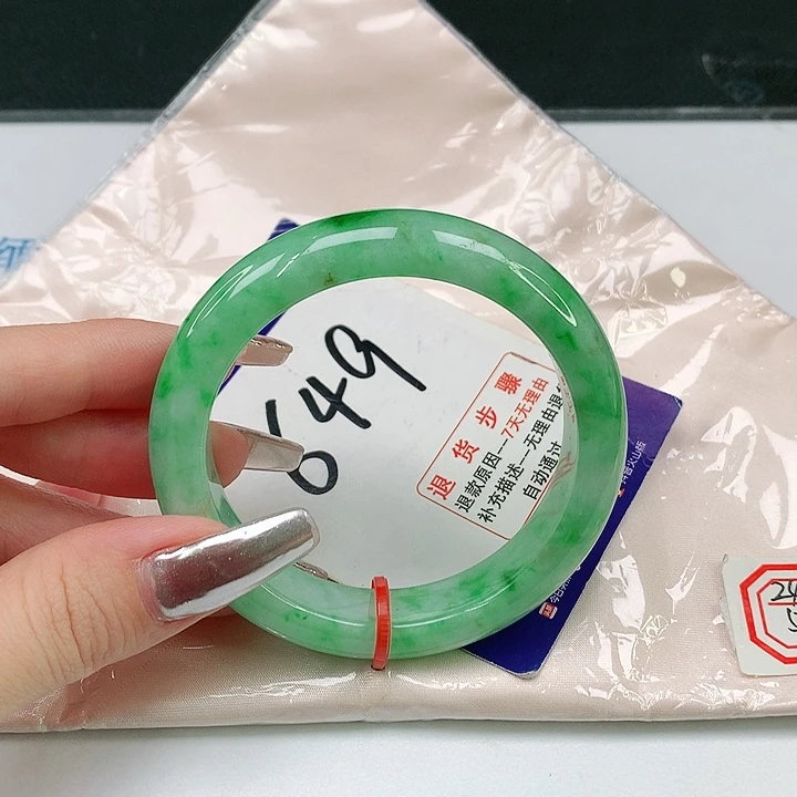 翡翠手镯未镶嵌忆**?翡翠手镯