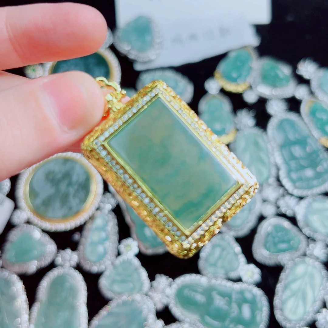 翡翠颈饰未镶嵌无事牌