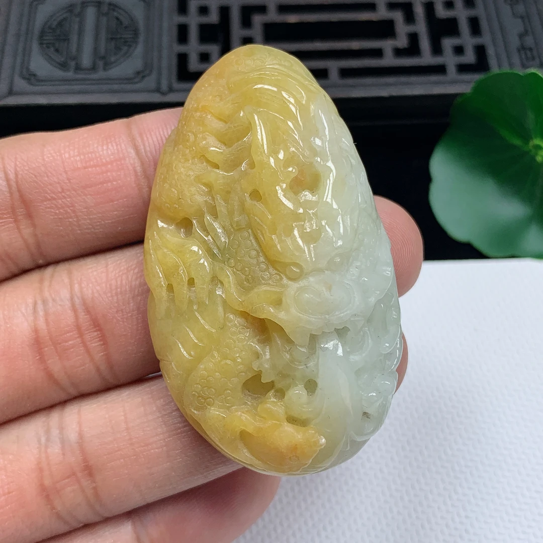 天然翡翠A货精美黄翡霸气龙牌挂件尺寸57.8*33.2*13mm