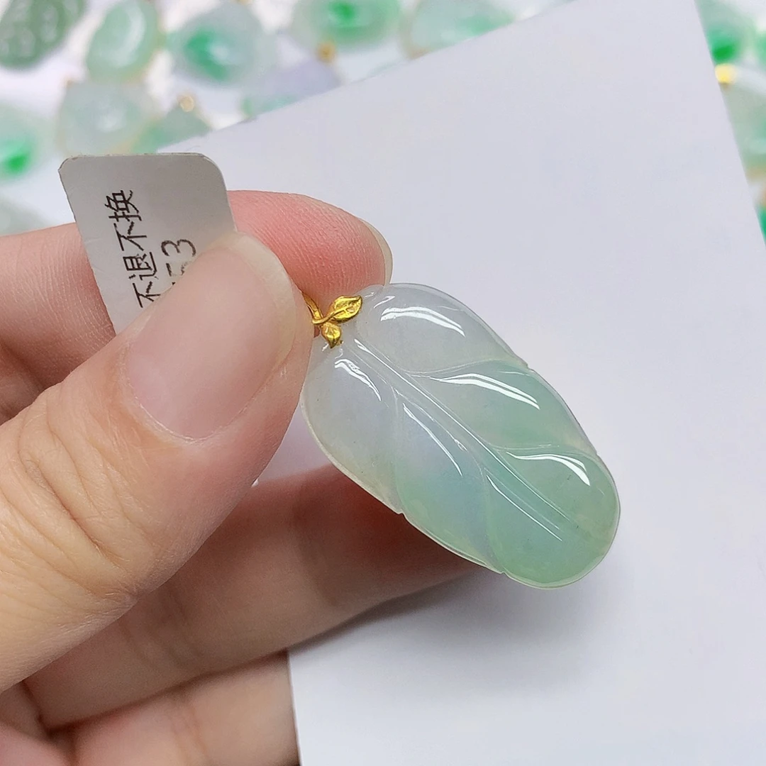 翡翠18K金镶嵌颈饰叶子