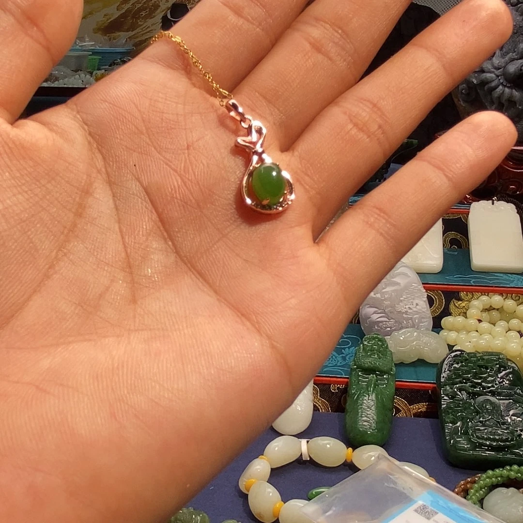柠***道和田玉未镶嵌颈饰