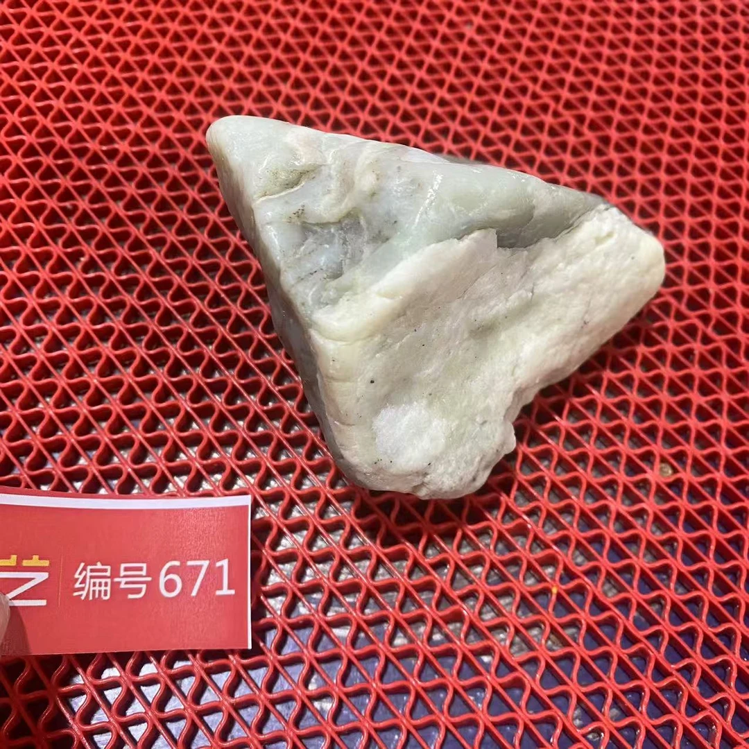 新疆玉料原石发一件编号671