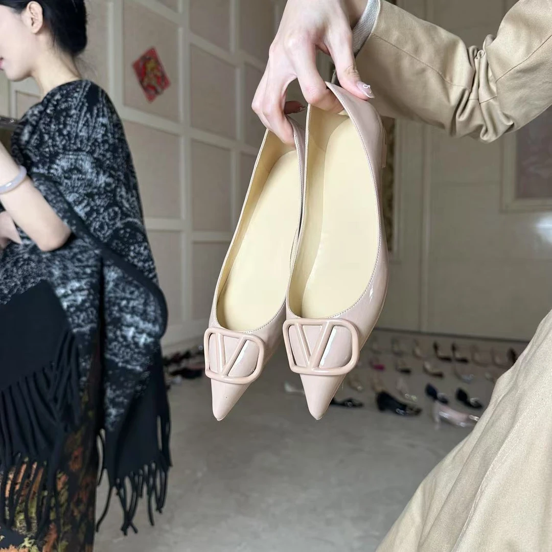 【顶版】2025年新款裸色漆皮V扣尖头少女名媛风浅口平底女鞋气质