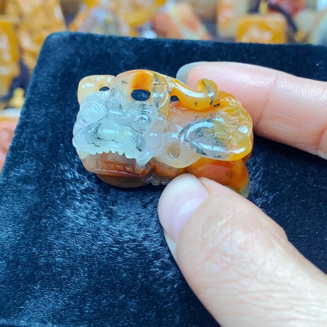 未镶嵌石英质玉（黄龙玉）颈饰