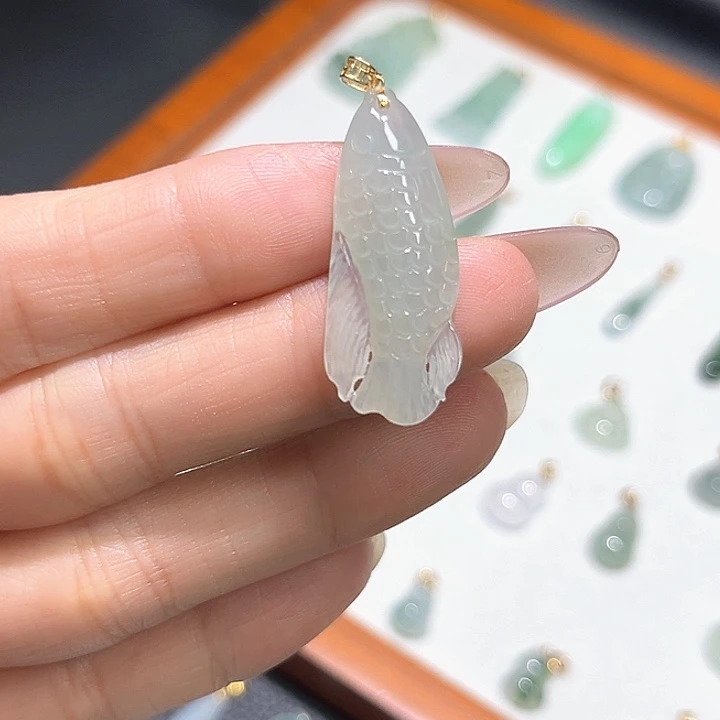 翡翠18K金镶嵌颈饰