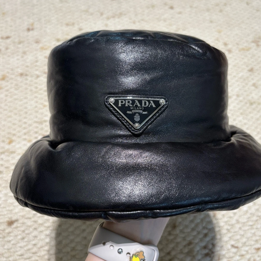 未使用 Prada/普拉达 涂珐琅金属三角形徽标 软羊革渔夫帽 黑色