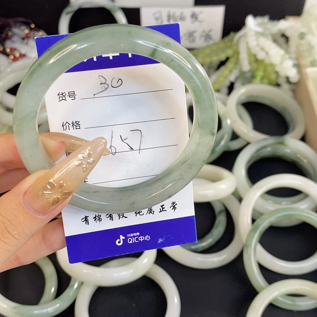 未镶嵌手镯石英质玉
