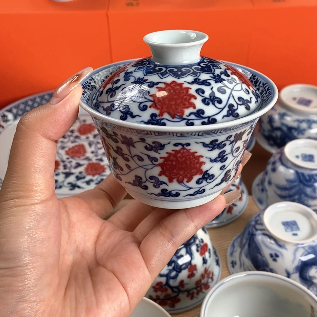 阳春白雪釉里红缠枝莲马蹄盖碗