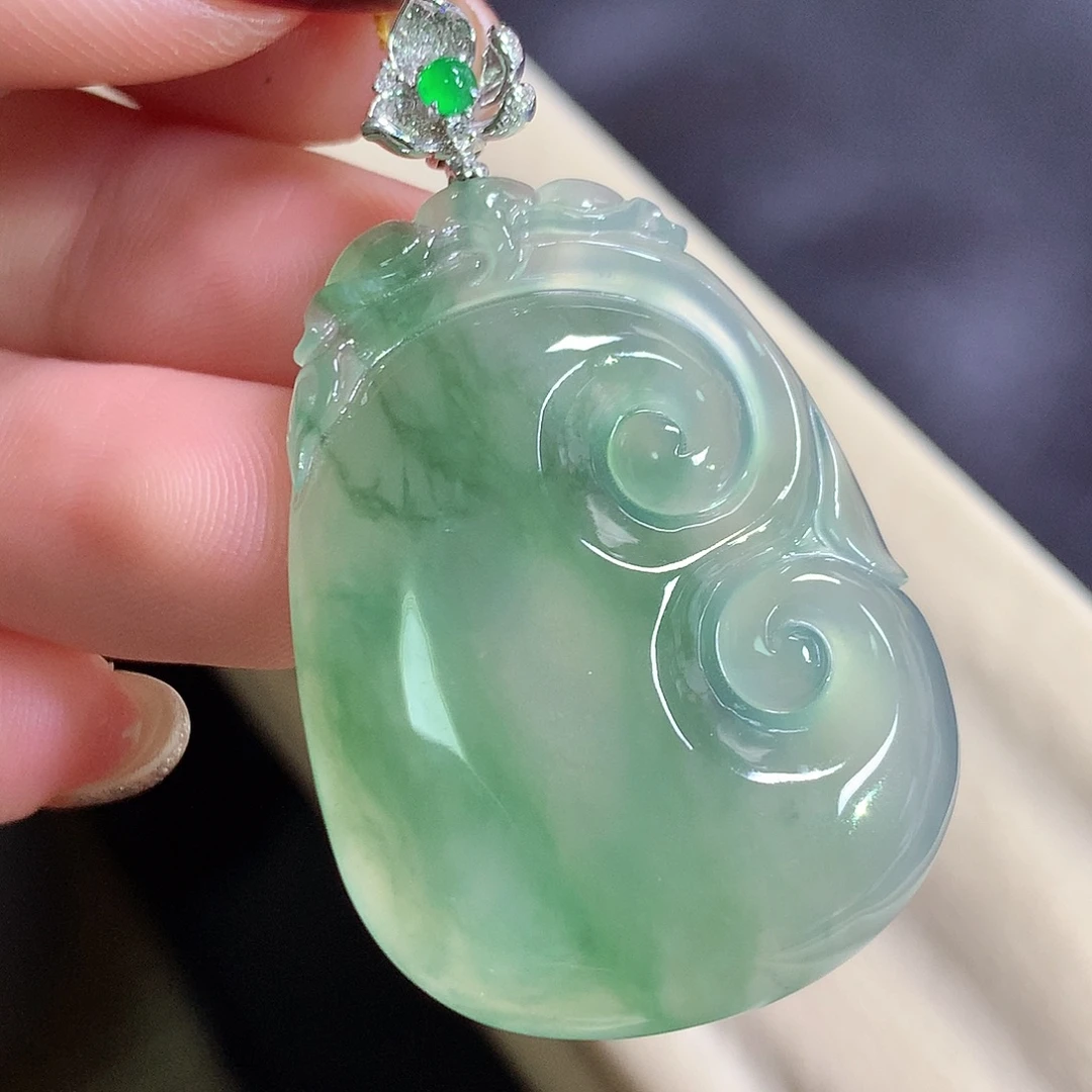 翡翠18K金镶嵌颈饰如意