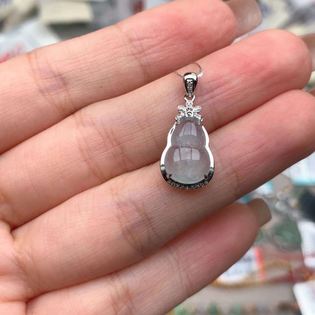 18K金镶嵌挂件翡翠