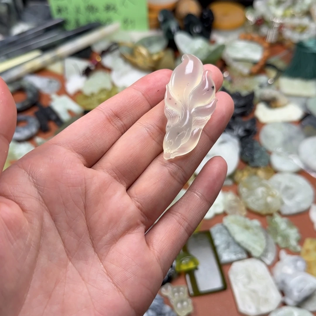 飞***饼蛇纹石玉未镶嵌颈饰鱼