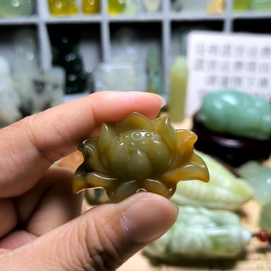 【***儿未镶嵌蛇纹石玉颈饰