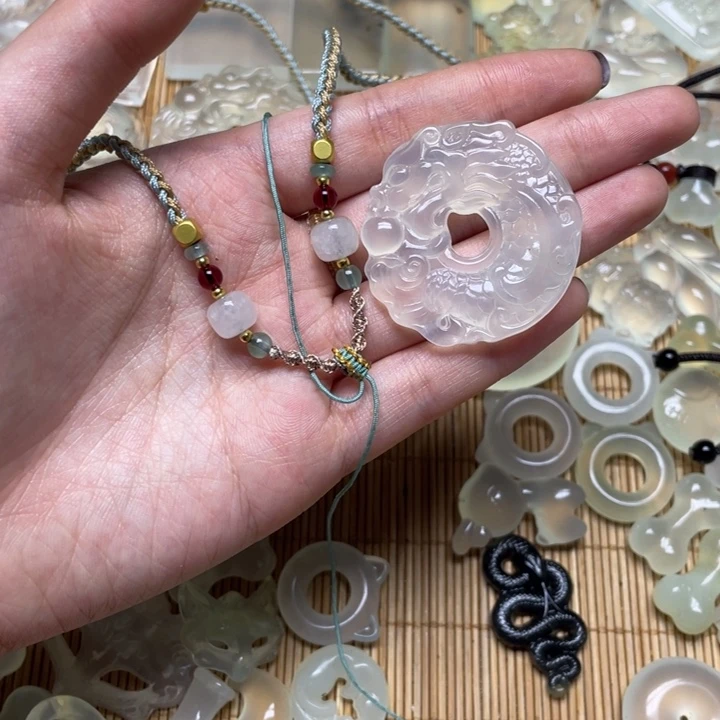 蛇纹石玉颈饰未镶嵌大****吗