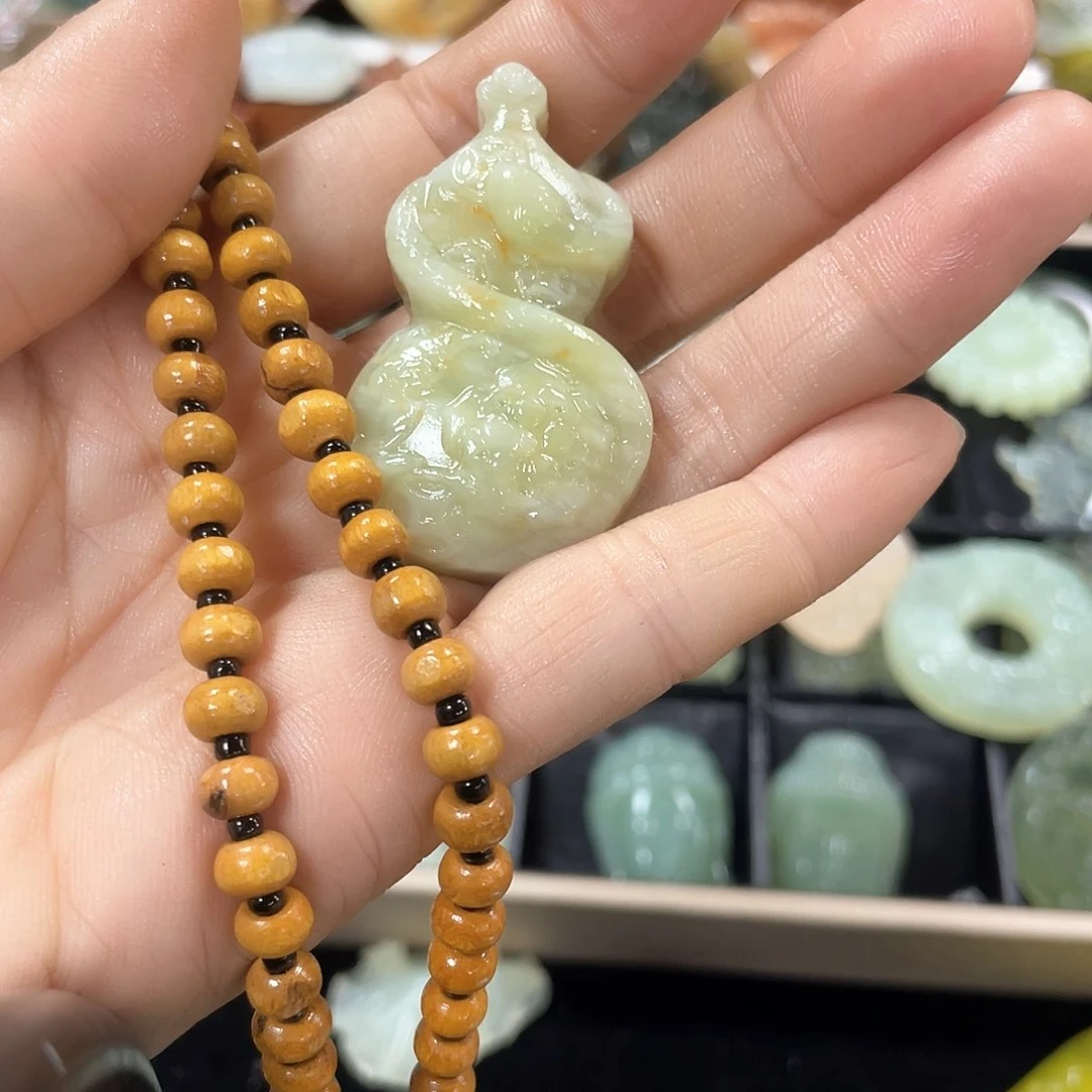 蛇纹石玉颈饰未镶嵌