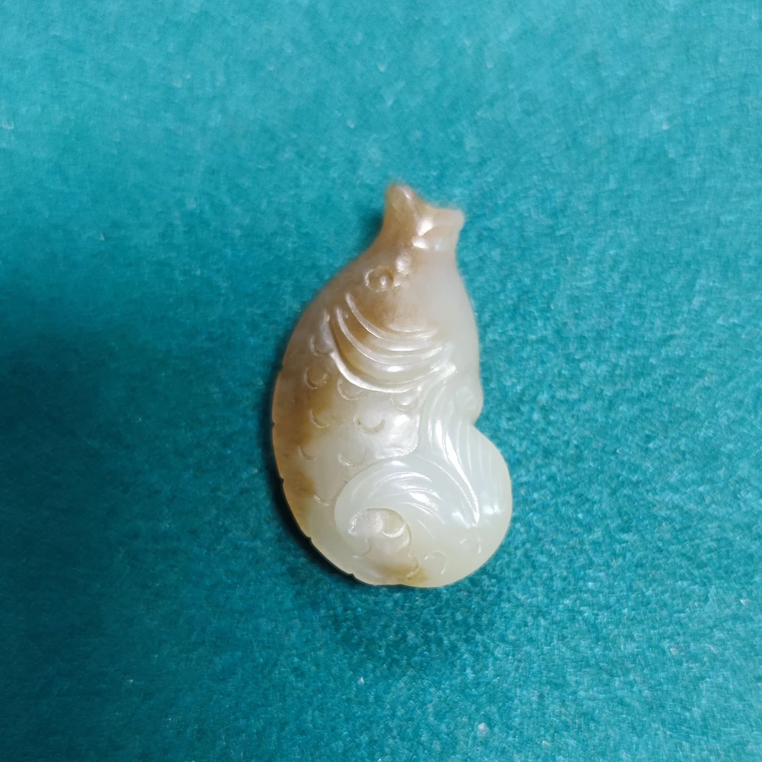 新疆和田玉鱼形吊坠糖白手工俏色巧雕年年有鱼