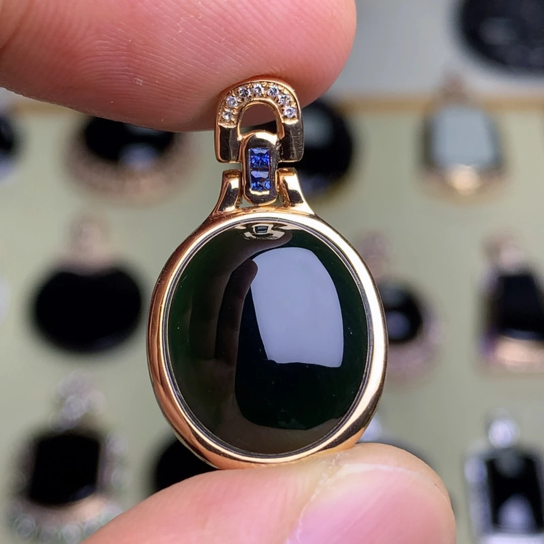 颈饰18K金镶嵌翡翠墨翠蛋面