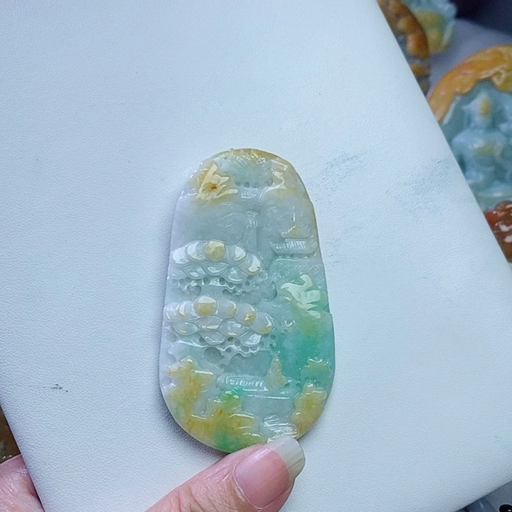 翡翠未镶嵌颈饰山水