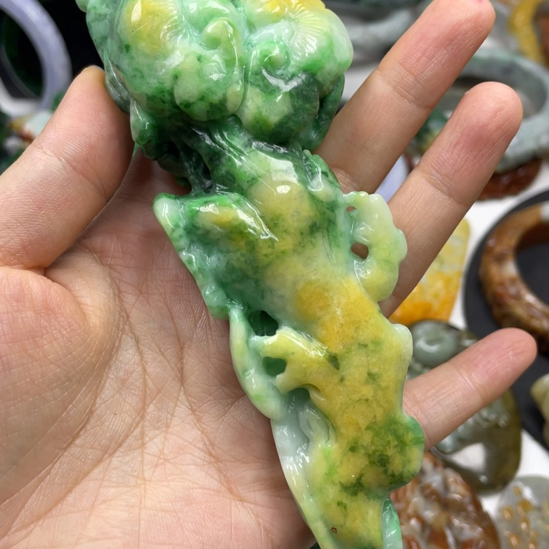 周***）翡翠未镶嵌颈饰牌子
