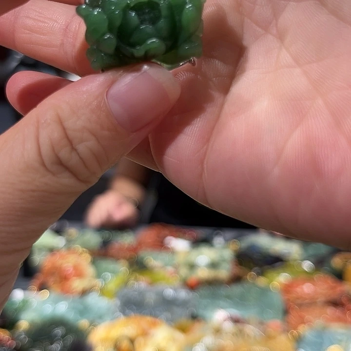 颈饰未镶嵌和田玉（糖玉）