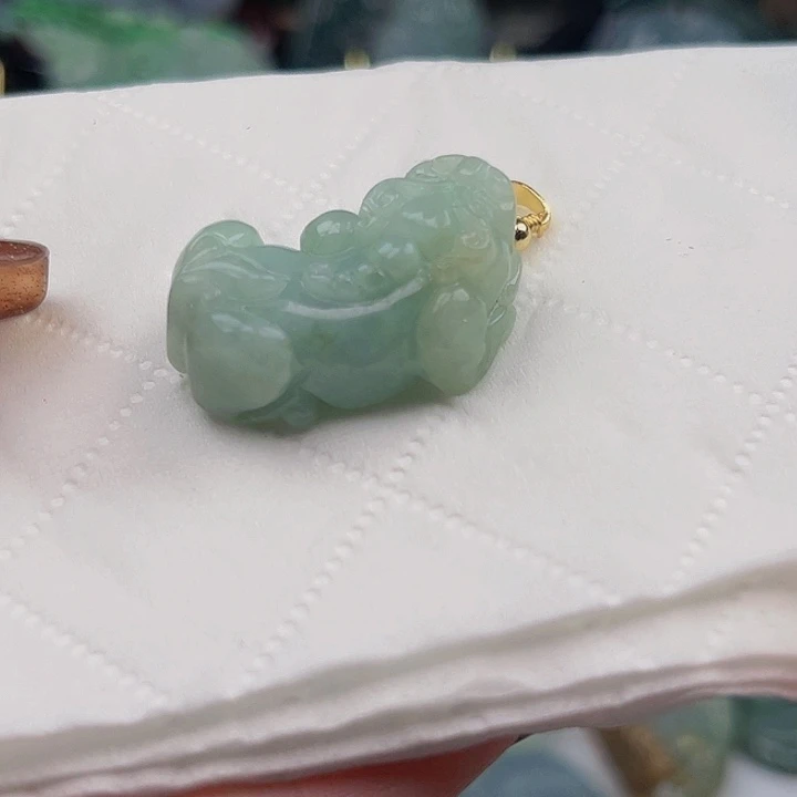 翡翠未镶嵌颈饰挂件