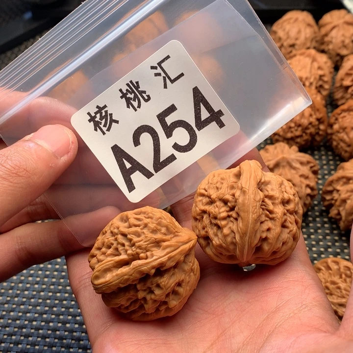 文玩核桃吊坠红锦鲤