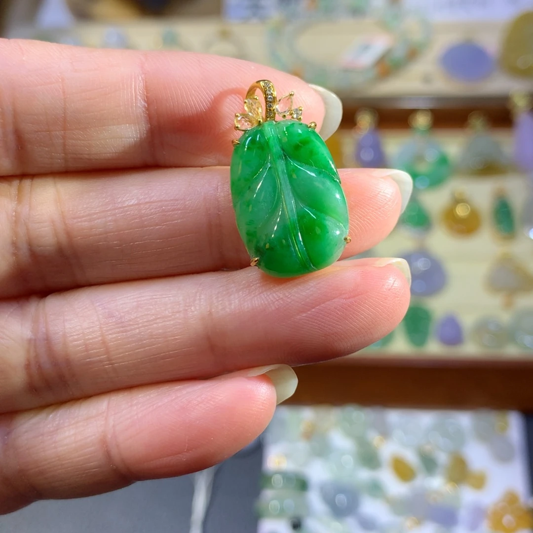 颈饰18K金镶嵌翡翠