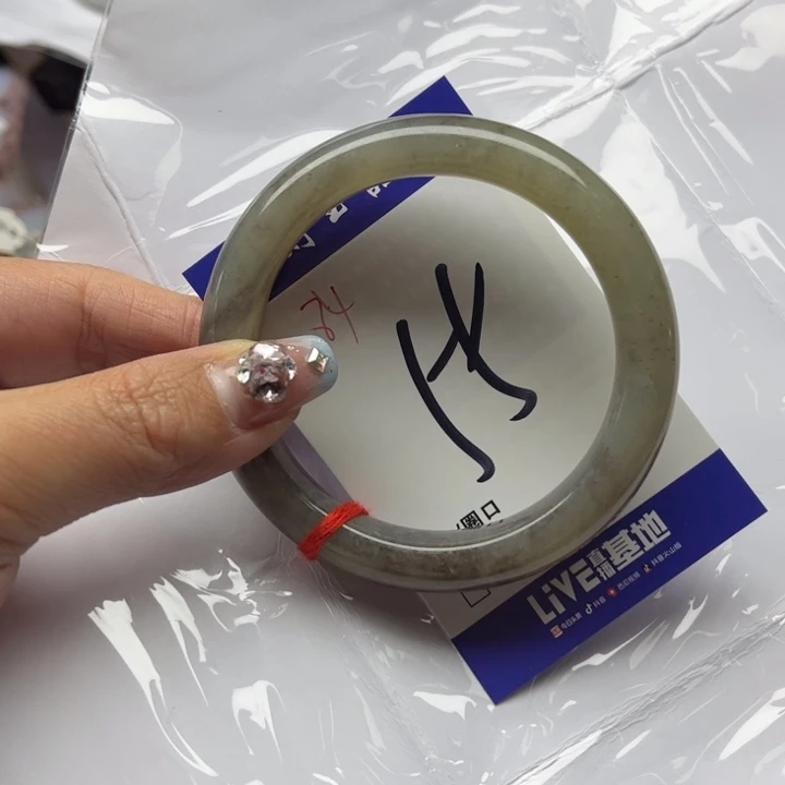 和田玉手镯未镶嵌木**?