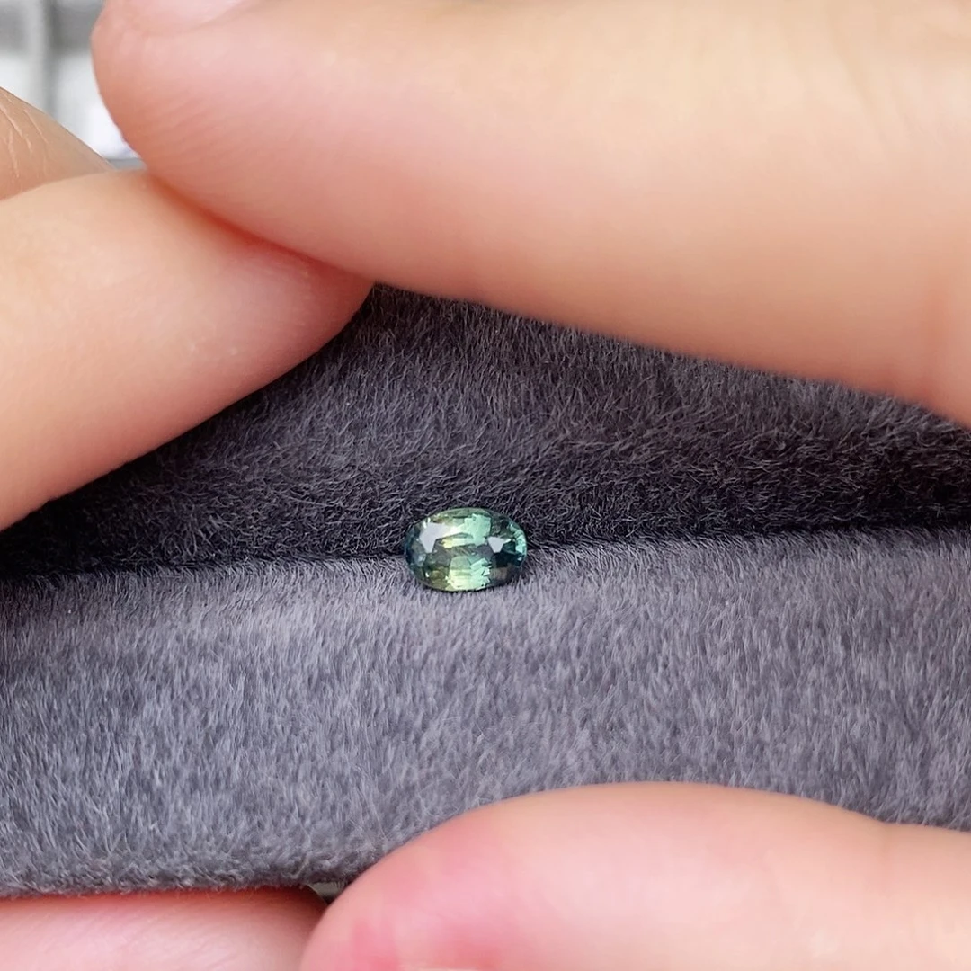 蓝宝石裸石未镶嵌蓝绿黄渐变色火彩好明亮0.95ct/248号