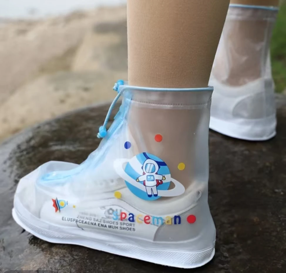 KL新款时尚儿童防雨鞋套男女学生户外PVC防滑鞋套上学旅游防尘