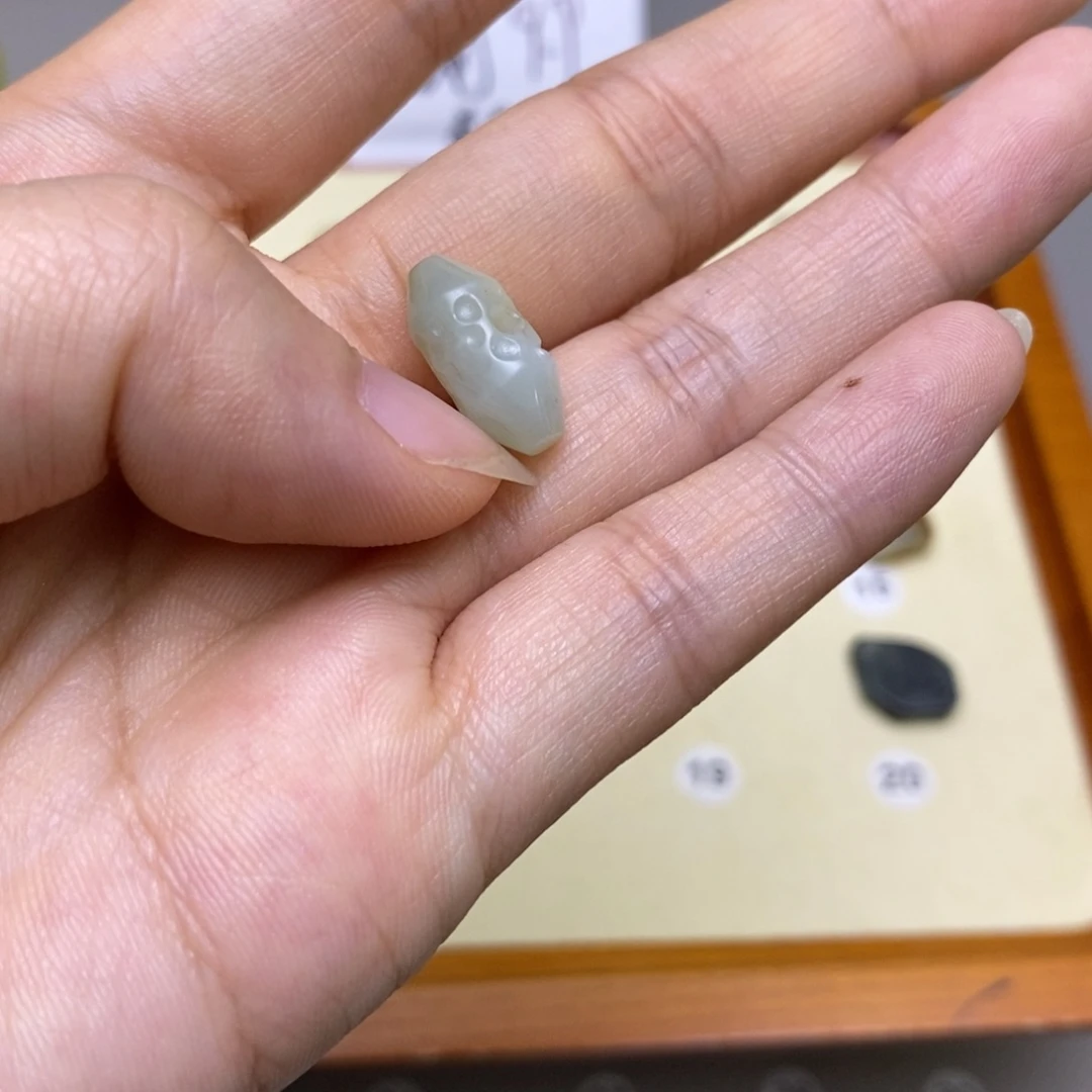 和***畅蛇纹石玉未镶嵌配饰