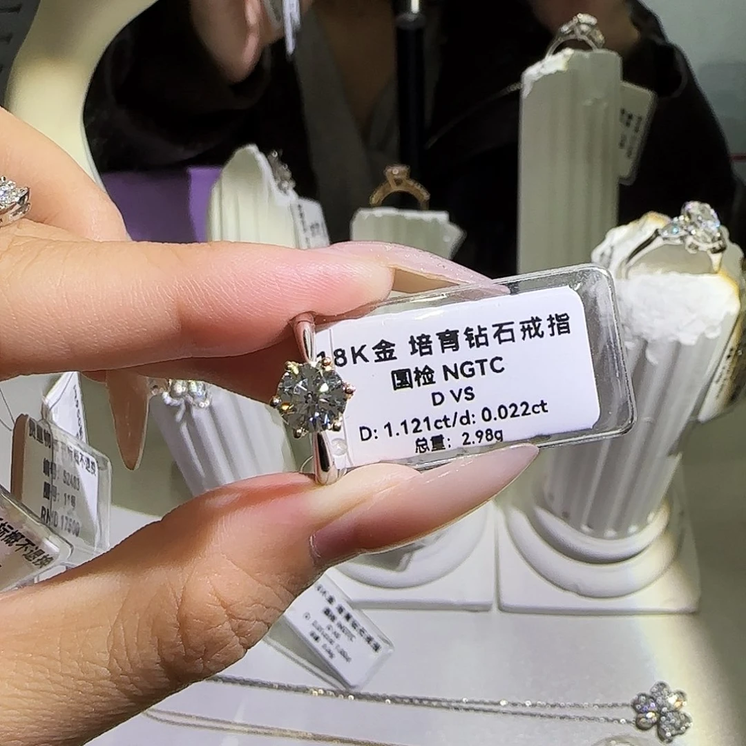 实验室培育钻石18K金镶嵌琪**7六爪