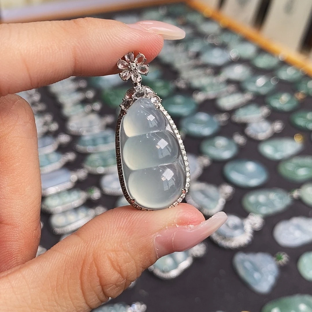 翡翠18K金镶嵌颈饰天然缅甸A货翡翠福豆